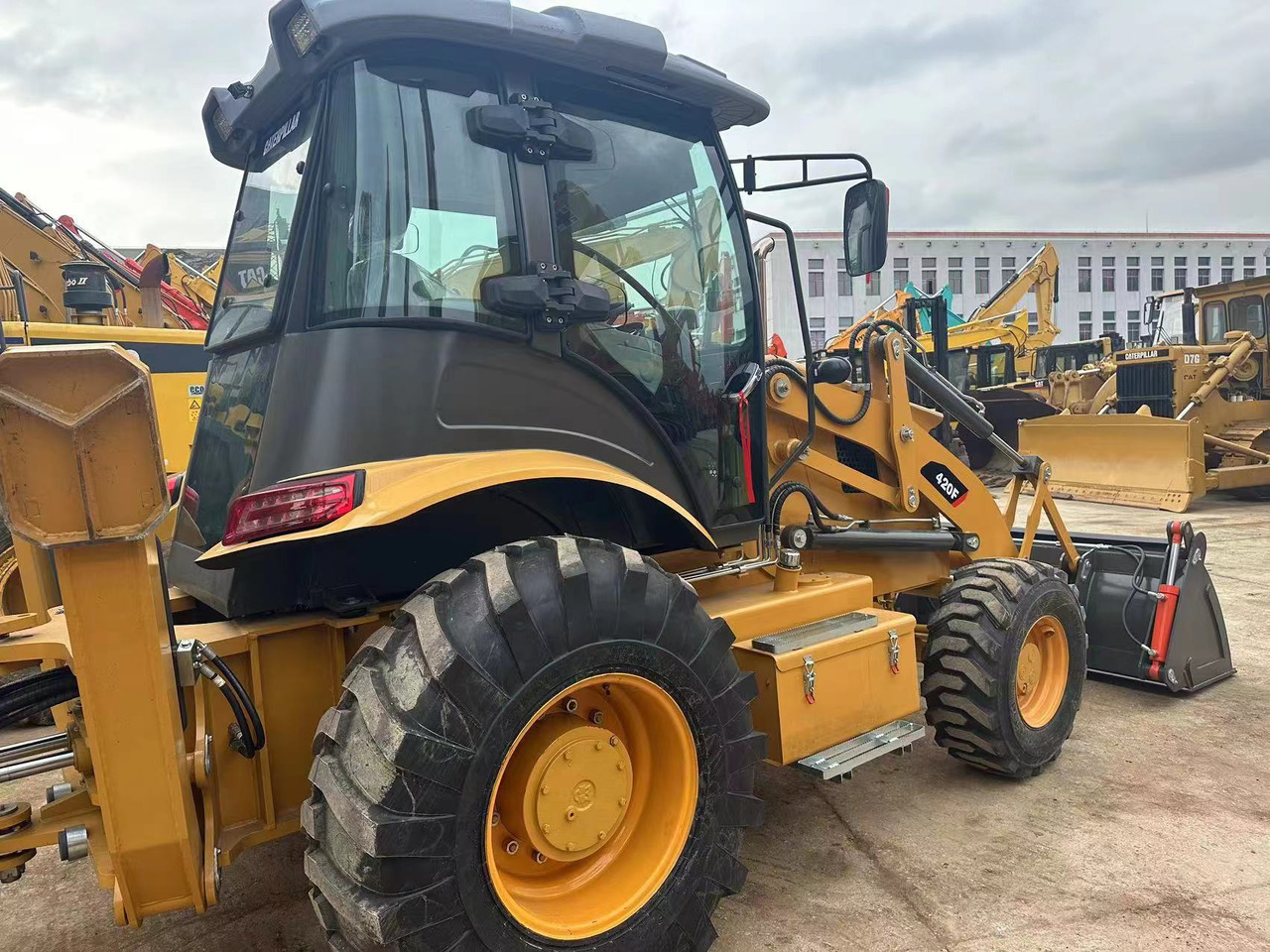 Used Backhoe High Quality CAT 420F - Bager nakladalec: slika 4 Used Backhoe High Quality CAT 420F - Bager nakladalec: slika 4