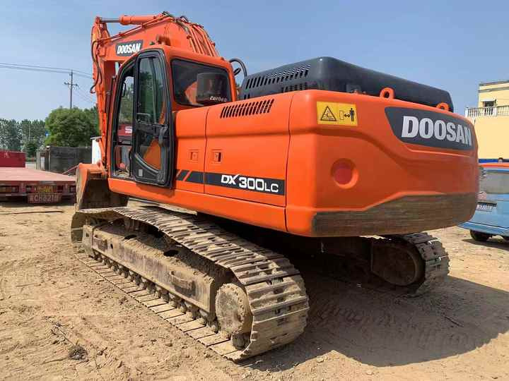 Used Digger DOOSAN DX300 Construction Machinery Construction Digger Used DOOSAN DX300 Cheap Excavator - Bager goseničar: slika 5 Used Digger DOOSAN DX300 Construction Machinery Construction Digger Used DOOSAN DX300 Cheap Excavator - Bager goseničar: slika 5