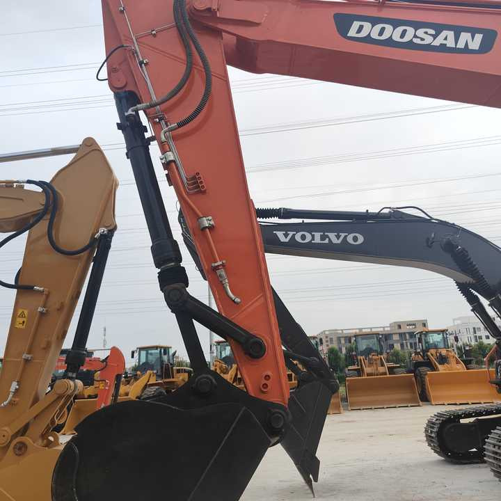Used Digger DOOSAN DX300 Construction Machinery Construction Digger Used DOOSAN DX300 Cheap Excavator - Bager goseničar: slika 5 Used Digger DOOSAN DX300 Construction Machinery Construction Digger Used DOOSAN DX300 Cheap Excavator - Bager goseničar: slika 5