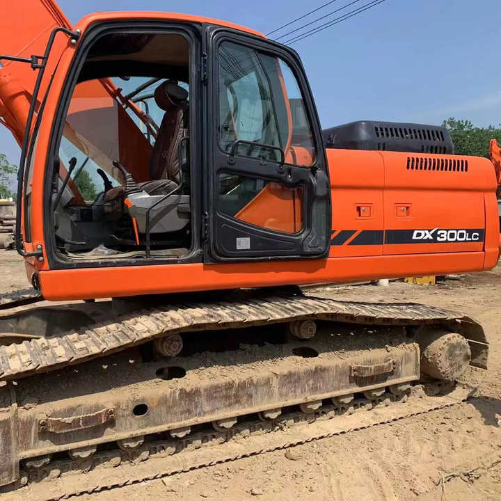 Used Digger DOOSAN DX300 Construction Machinery Construction Digger Used DOOSAN DX300 Cheap Excavator - Bager goseničar: slika 1 Used Digger DOOSAN DX300 Construction Machinery Construction Digger Used DOOSAN DX300 Cheap Excavator - Bager goseničar: slika 1