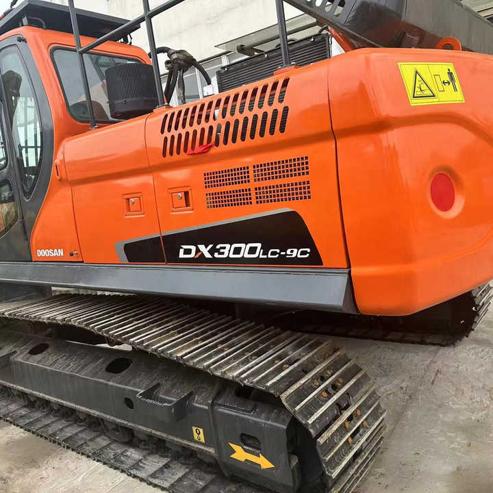 Used Digger DOOSAN DX300 Construction Machinery Construction Digger Used DOOSAN DX300 Cheap Excavator - Bager goseničar: slika 1 Used Digger DOOSAN DX300 Construction Machinery Construction Digger Used DOOSAN DX300 Cheap Excavator - Bager goseničar: slika 1