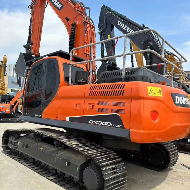 Used Digger DOOSAN DX300 Construction Machinery Construction Digger Used DOOSAN DX300 Cheap Excavator - Bager goseničar: slika 1 Used Digger DOOSAN DX300 Construction Machinery Construction Digger Used DOOSAN DX300 Cheap Excavator - Bager goseničar: slika 1