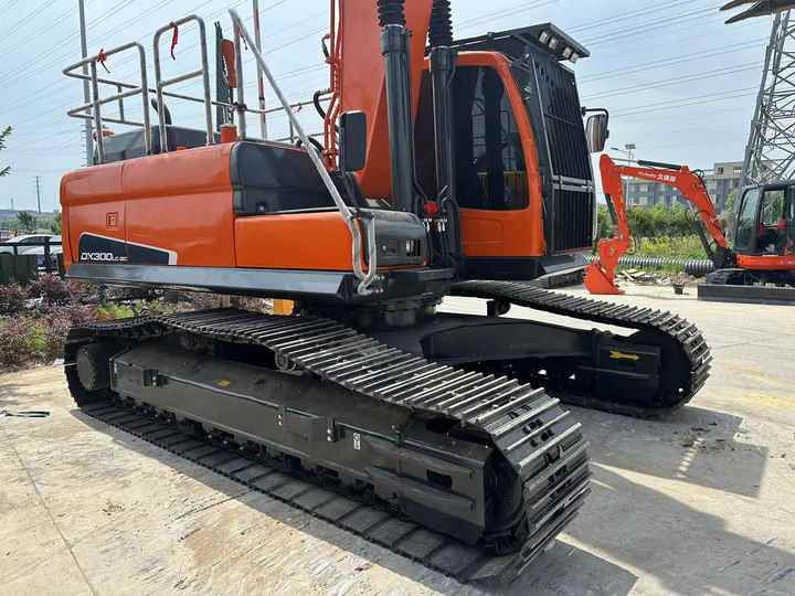 Used Digger DOOSAN DX300 Construction Machinery Construction Digger Used DOOSAN DX300 Cheap Excavator - Bager goseničar: slika 3 Used Digger DOOSAN DX300 Construction Machinery Construction Digger Used DOOSAN DX300 Cheap Excavator - Bager goseničar: slika 3