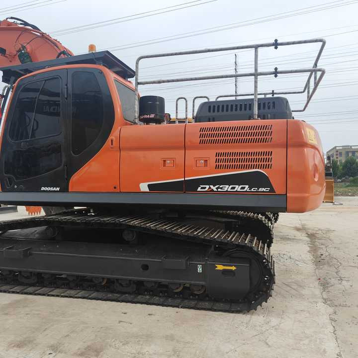 Used Digger DOOSAN DX300 Construction Machinery Construction Digger Used DOOSAN DX300 Cheap Excavator - Bager goseničar: slika 2 Used Digger DOOSAN DX300 Construction Machinery Construction Digger Used DOOSAN DX300 Cheap Excavator - Bager goseničar: slika 2