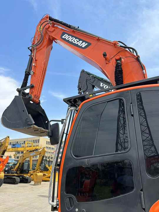 Used Digger DOOSAN DX300 Construction Machinery Construction Digger Used DOOSAN DX300 Cheap Excavator - Bager goseničar: slika 2 Used Digger DOOSAN DX300 Construction Machinery Construction Digger Used DOOSAN DX300 Cheap Excavator - Bager goseničar: slika 2