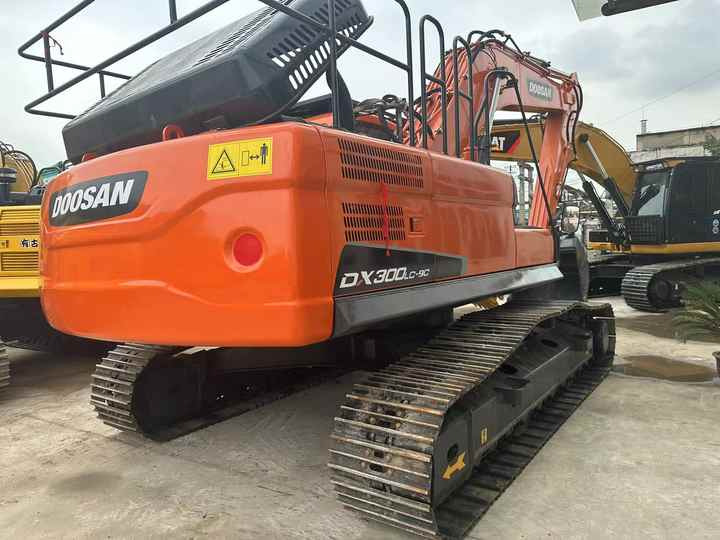 Used Digger DOOSAN DX300 Construction Machinery Construction Digger Used DOOSAN DX300 Cheap Excavator - Bager goseničar: slika 2 Used Digger DOOSAN DX300 Construction Machinery Construction Digger Used DOOSAN DX300 Cheap Excavator - Bager goseničar: slika 2