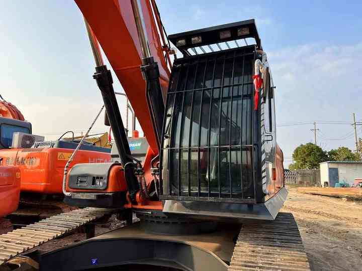 Used Digger DOOSAN DX300 Construction Machinery Construction Digger Used DOOSAN DX300 Cheap Excavator - Bager goseničar: slika 4 Used Digger DOOSAN DX300 Construction Machinery Construction Digger Used DOOSAN DX300 Cheap Excavator - Bager goseničar: slika 4