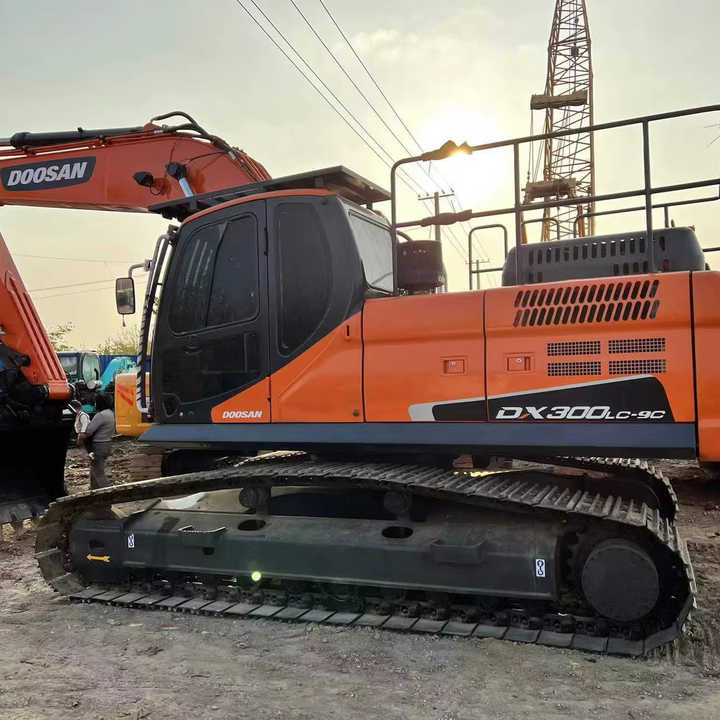 Used Digger DOOSAN DX300 Construction Machinery Construction Digger Used DOOSAN DX300 Cheap Excavator - Bager goseničar: slika 1 Used Digger DOOSAN DX300 Construction Machinery Construction Digger Used DOOSAN DX300 Cheap Excavator - Bager goseničar: slika 1