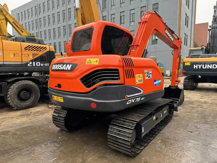 Used Digger DOOSAN DX75 Construction Machinery Construction Digger Used DOOSAN DX75 Cheap Excavator - Bager goseničar: slika 2 Used Digger DOOSAN DX75 Construction Machinery Construction Digger Used DOOSAN DX75 Cheap Excavator - Bager goseničar: slika 2
