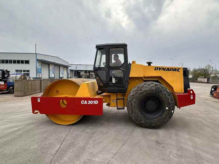 Used Dynapac CA301 Vibratory Roller with Less Working Time and Superior Performance Used Dynapac 251d/301D Roller for Sale - Cestni valjar: slika 2 Used Dynapac CA301 Vibratory Roller with Less Working Time and Superior Performance Used Dynapac 251d/301D Roller for Sale - Cestni valjar: slika 2