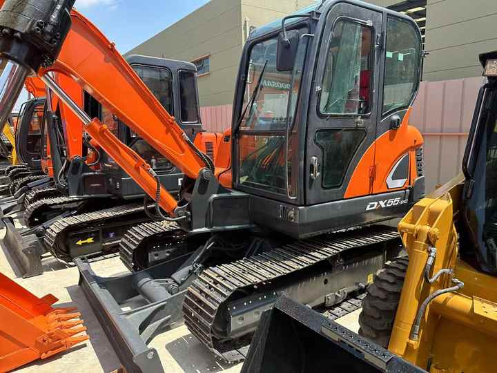 Used Excavator Doosan DX55 Excavators Mini Equipment Earth Moving Machinery Doosan Digger Excavator for Sale - Bager goseničar: slika 2 Used Excavator Doosan DX55 Excavators Mini Equipment Earth Moving Machinery Doosan Digger Excavator for Sale - Bager goseničar: slika 2