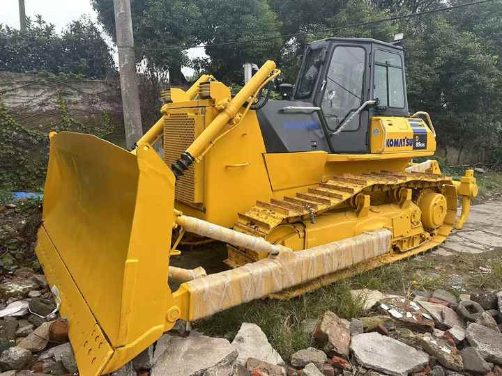 Used Japan Komatsu D85ESS Dozer with Ripper Komatsu D85 Crawler Bulldozer with Excellent Performance Low Price for Sale - Buldožer: slika 2 Used Japan Komatsu D85ESS Dozer with Ripper Komatsu D85 Crawler Bulldozer with Excellent Performance Low Price for Sale - Buldožer: slika 2