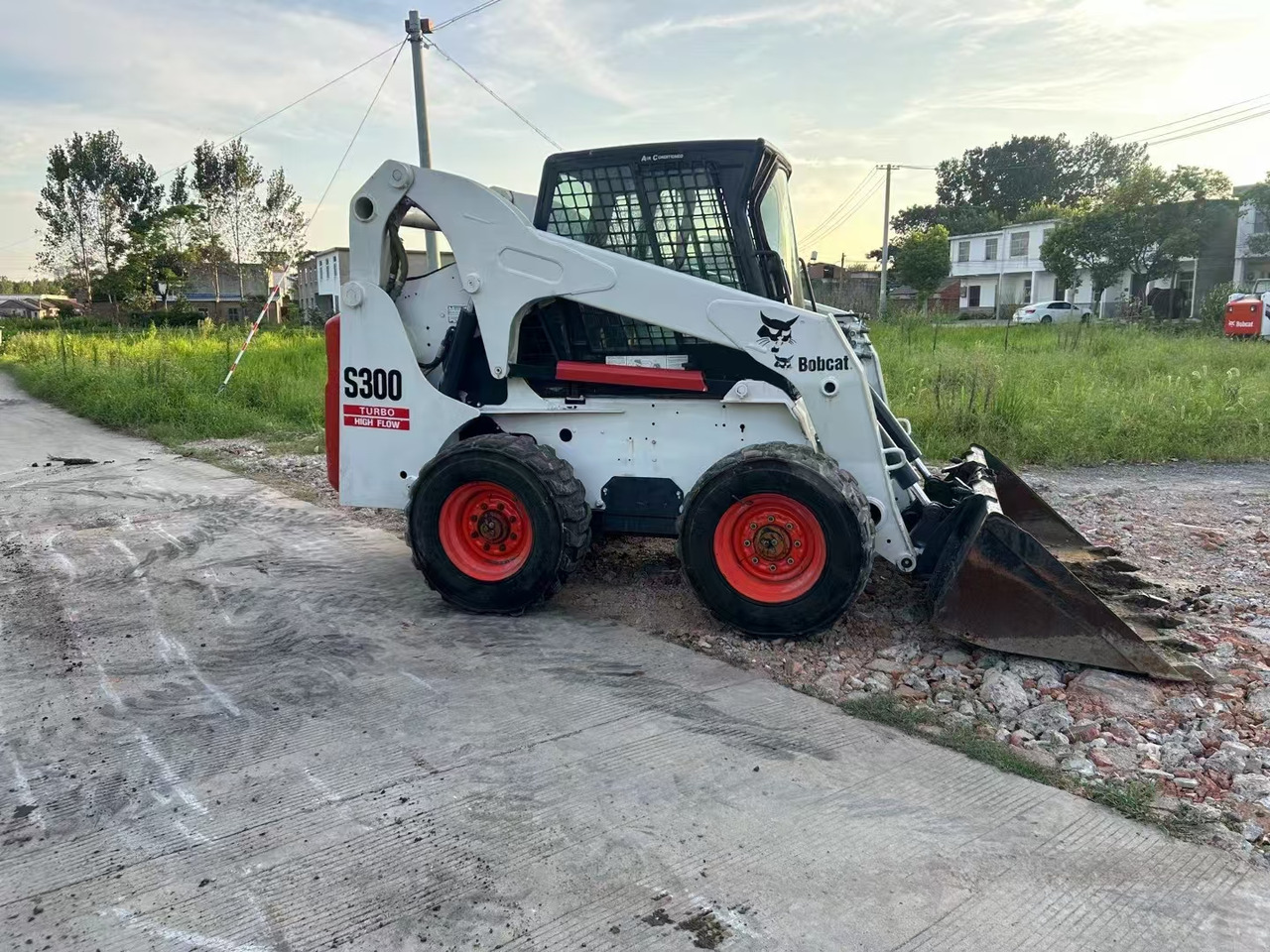 BOBCAT S300 - Mini nakladalec: slika 2 BOBCAT S300 - Mini nakladalec: slika 2