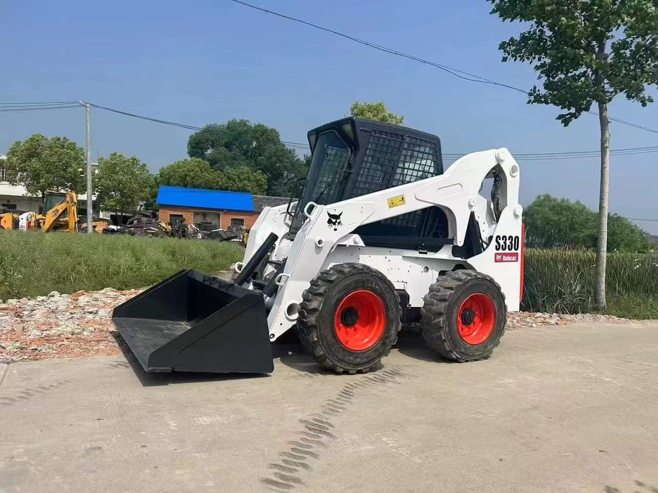 BOBCAT S330 - Mini nakladalec: slika 1 BOBCAT S330 - Mini nakladalec: slika 1