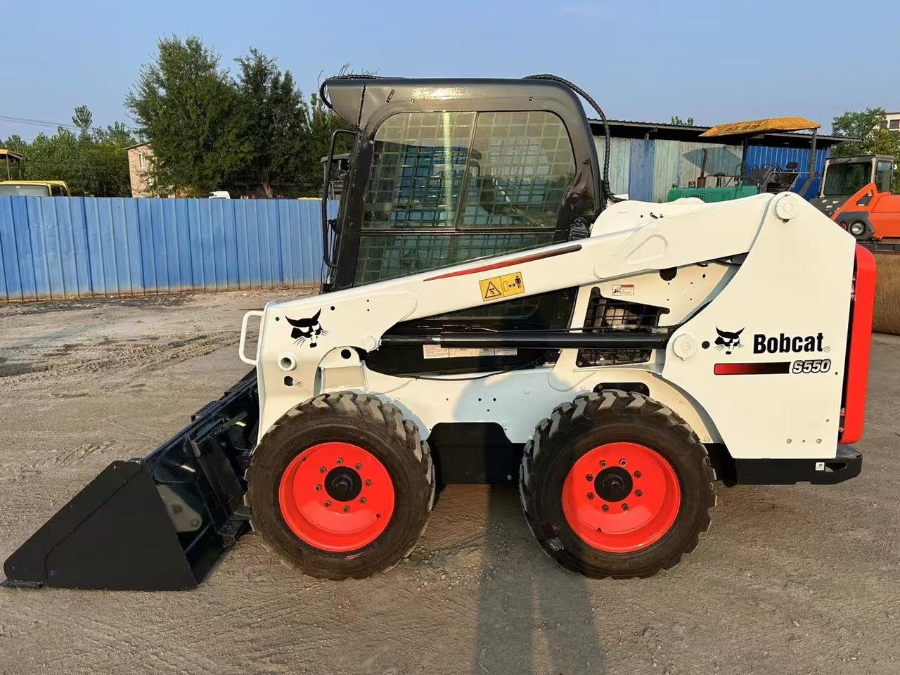 BOBCAT S550 - Mini nakladalec: slika 1 BOBCAT S550 - Mini nakladalec: slika 1