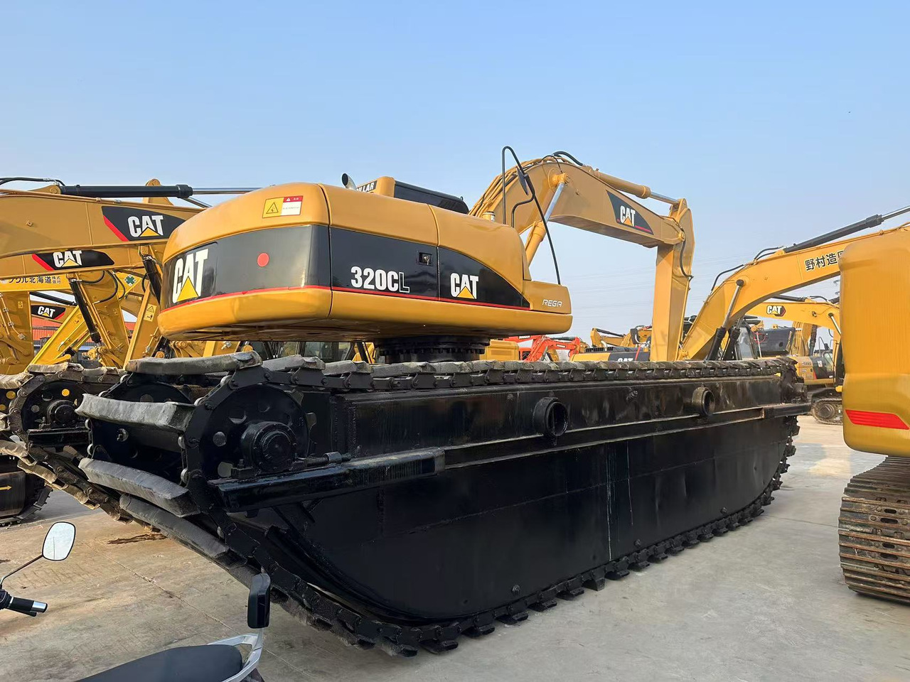 CATERPILLAR 320C Amphibious excavator - Amfibijski bager: slika 2 CATERPILLAR 320C Amphibious excavator - Amfibijski bager: slika 2