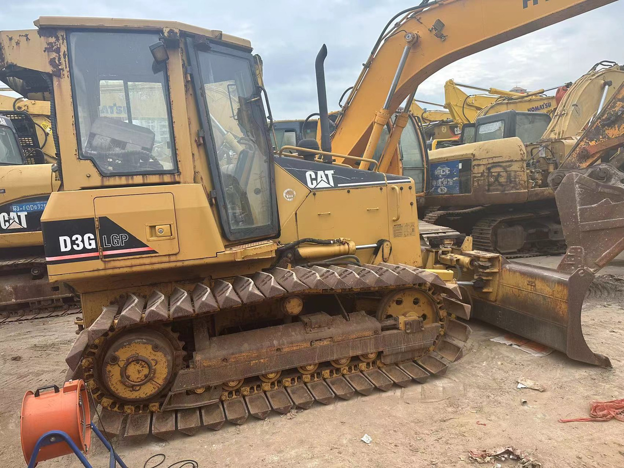 CATERPILLAR D3G - Buldožer: slika 2 CATERPILLAR D3G - Buldožer: slika 2