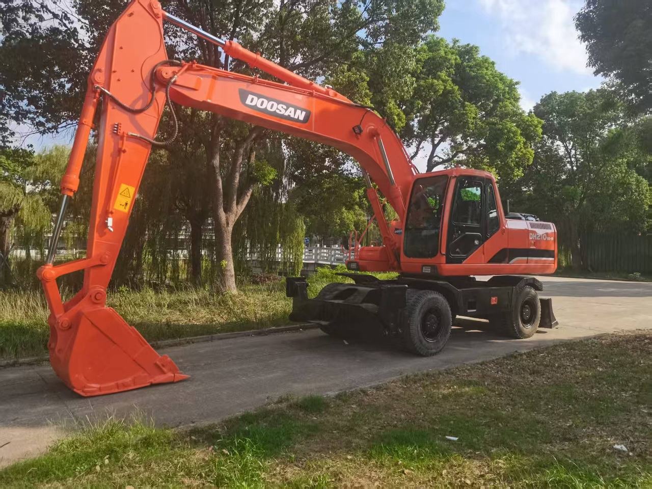 DOOSAN DH210W-9C - Bager na kolesih: slika 2 DOOSAN DH210W-9C - Bager na kolesih: slika 2
