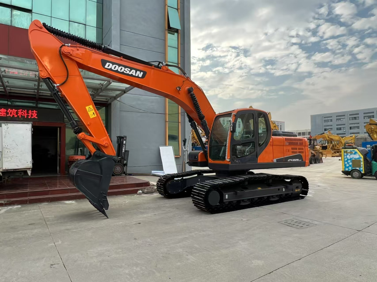 DOOSAN DX225LCA - Bager goseničar: slika 1 DOOSAN DX225LCA - Bager goseničar: slika 1