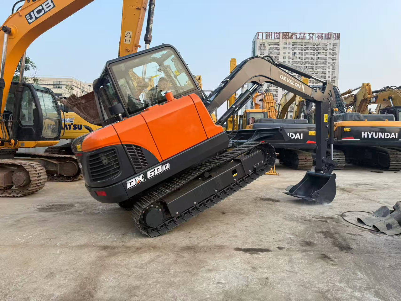 DOOSAN DX60D-10 - Mini bager: slika 1 DOOSAN DX60D-10 - Mini bager: slika 1
