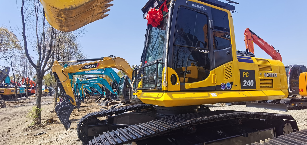 KOMATSU PC240-8 - Bager goseničar: slika 2 KOMATSU PC240-8 - Bager goseničar: slika 2