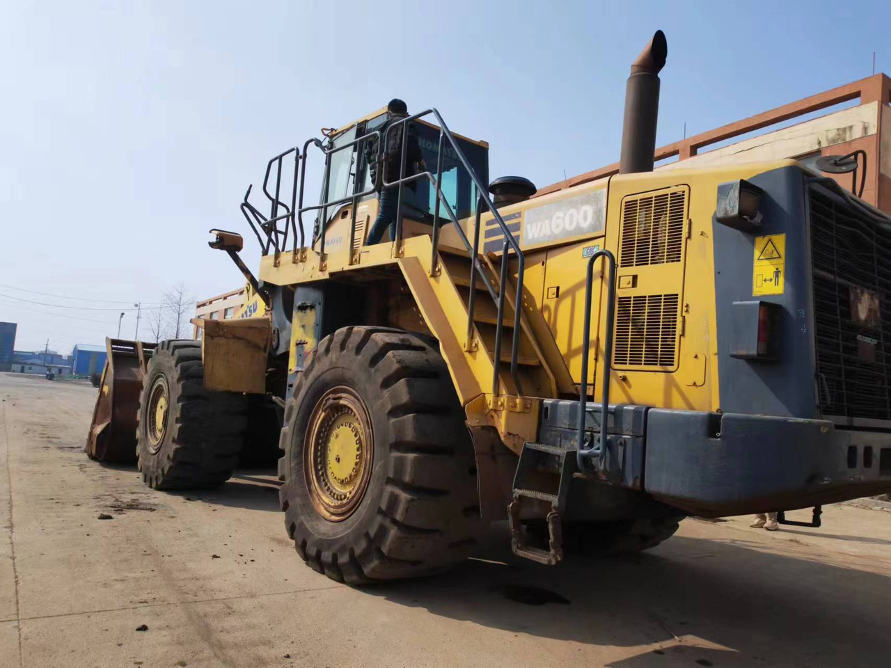 KOMATSU WA600-6 - Kolesni nakladalec: slika 2 KOMATSU WA600-6 - Kolesni nakladalec: slika 2