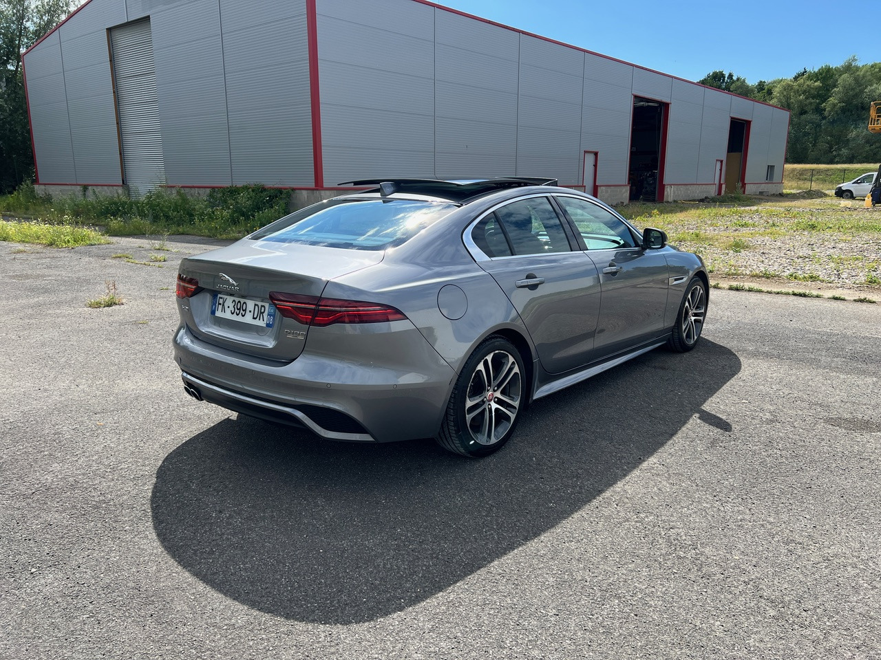 JAGUAR XE 20MY SE R-DYN. 2.0L D 180 BVA8 Cockpit PANO - Limuzina: slika 2 JAGUAR XE 20MY SE R-DYN. 2.0L D 180 BVA8 Cockpit PANO - Limuzina: slika 2