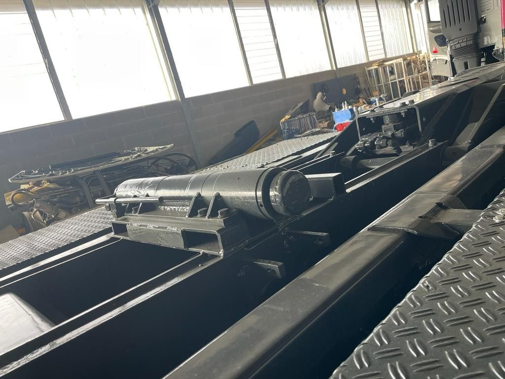 BLOCCAGGIO POSTERIORE INTERNO CON 2 PISTONI - Karoserija in zunanjost za Tovornjak: slika 1 BLOCCAGGIO POSTERIORE INTERNO CON 2 PISTONI - Karoserija in zunanjost za Tovornjak: slika 1