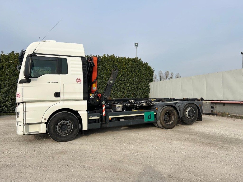 MAN TGX 26.480 SCARRABILE CON GRU DIETRO CABINA - Kotalni prekucni tovornjak: slika 2 MAN TGX 26.480 SCARRABILE CON GRU DIETRO CABINA - Kotalni prekucni tovornjak: slika 2