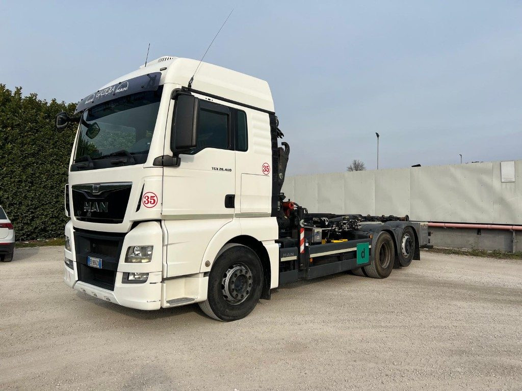 MAN TGX 26.480 SCARRABILE CON GRU DIETRO CABINA - Kotalni prekucni tovornjak: slika 1 MAN TGX 26.480 SCARRABILE CON GRU DIETRO CABINA - Kotalni prekucni tovornjak: slika 1