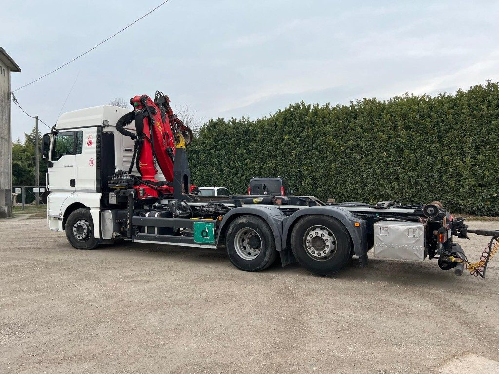 MAN TGX 26.480 SCARRABILE CON GRU - Kotalni prekucni tovornjak: slika 4 MAN TGX 26.480 SCARRABILE CON GRU - Kotalni prekucni tovornjak: slika 4