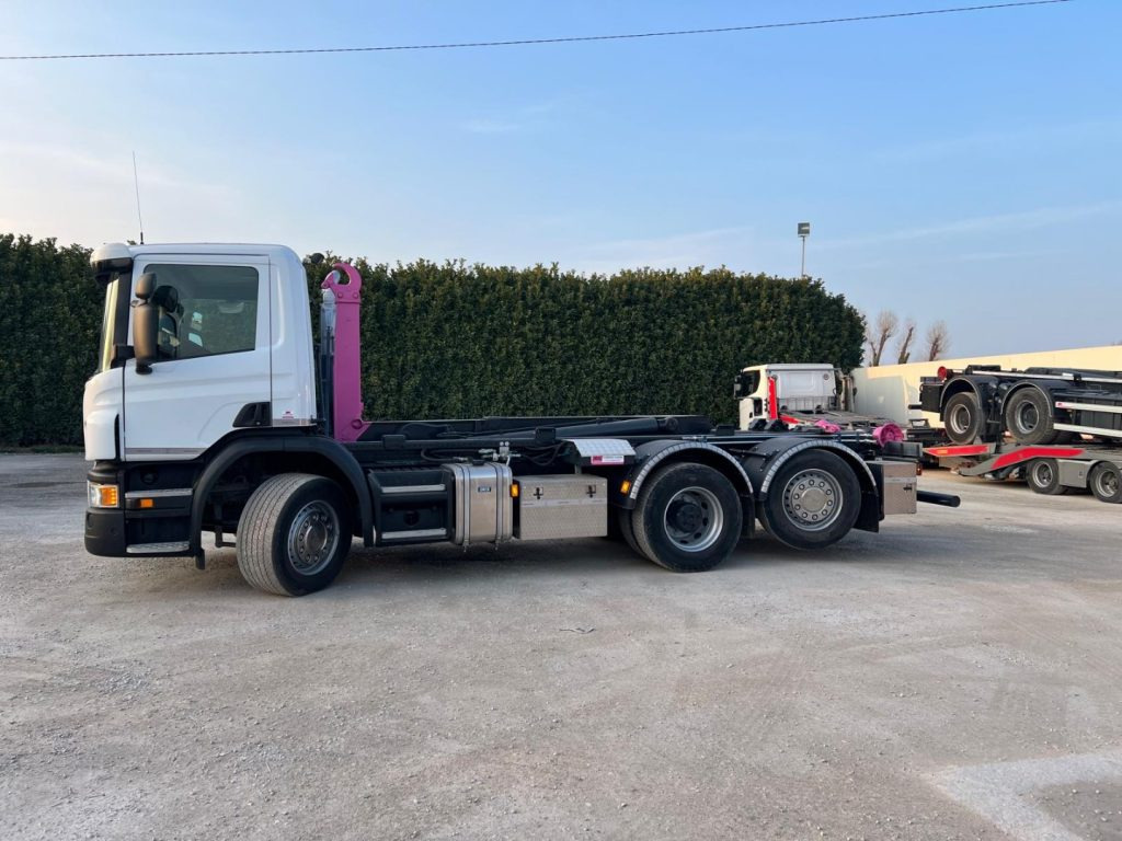 SCANIA P410 SCARRABILE CON RIDUTTORE AI MOZZI - Kotalni prekucni tovornjak: slika 2 SCANIA P410 SCARRABILE CON RIDUTTORE AI MOZZI - Kotalni prekucni tovornjak: slika 2