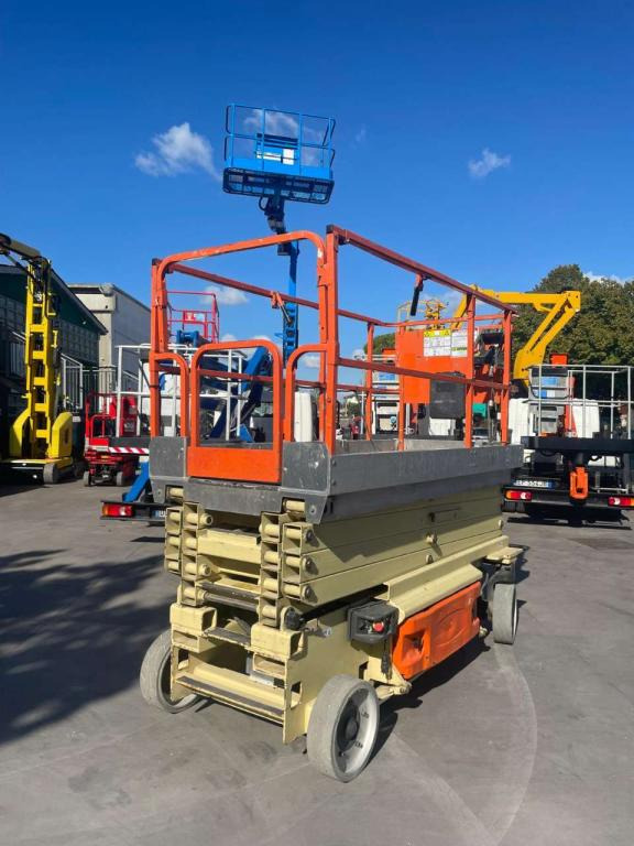 JLG 3246ES - Škarjasta dvižna ploščad: slika 2 JLG 3246ES - Škarjasta dvižna ploščad: slika 2