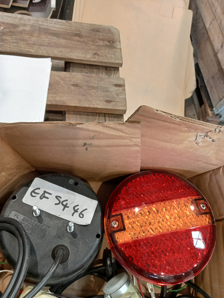 Trouillet FEU 3 FONCTIONS LED DROIT 810/09/10 - Zadnje luči: slika 1 Trouillet FEU 3 FONCTIONS LED DROIT 810/09/10 - Zadnje luči: slika 1