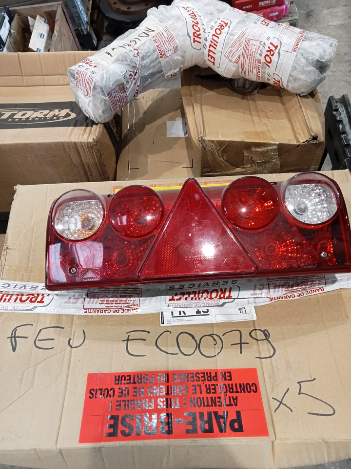 Aspock FEU EUROPOINT LEDS DROIT 4 CONNECTION - Zadnje luči za Prikolica: slika 1 Aspock FEU EUROPOINT LEDS DROIT 4 CONNECTION - Zadnje luči za Prikolica: slika 1