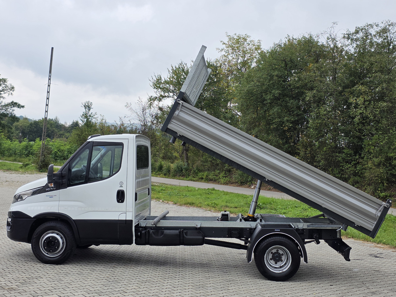 IVECO Daily 70c-17 Wywrotka 3.80 M ! Kiper 3-Stronny ! Klima ! 3.0 HPI * 170 Hp ! Super Stan ! Z Włoch ! - Dostavno vozilo prekucnik: slika 4 IVECO Daily 70c-17 Wywrotka 3.80 M ! Kiper 3-Stronny ! Klima ! 3.0 HPI * 170 Hp ! Super Stan ! Z Włoch ! - Dostavno vozilo prekucnik: slika 4