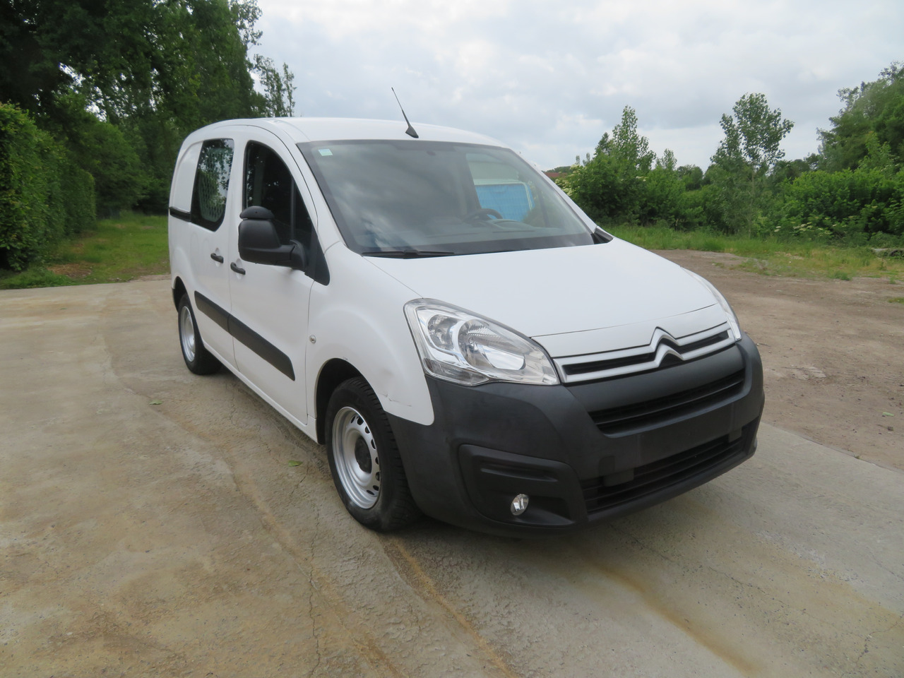 CITROËN Berlingo 1.6 BlueHDi CLUB - Furgon: slika 1 CITROËN Berlingo 1.6 BlueHDi CLUB - Furgon: slika 1