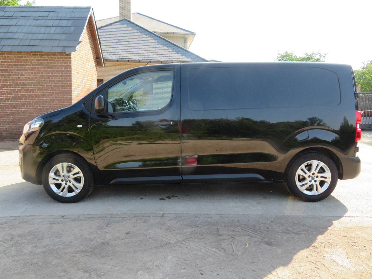 OPEL Vivaro 2.0 Turbo - L2H1 - Mali kombi: slika 4 OPEL Vivaro 2.0 Turbo - L2H1 - Mali kombi: slika 4