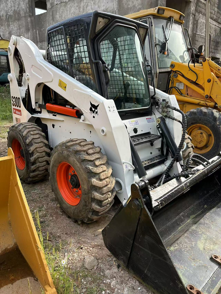 BOBCAT BOBCAT Skid Steer Loader S300 - Mini nakladalec: slika 1 BOBCAT BOBCAT Skid Steer Loader S300 - Mini nakladalec: slika 1