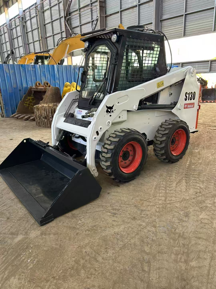 BOBCAT Skid Steer Loader S130 - Mini nakladalec: slika 2 BOBCAT Skid Steer Loader S130 - Mini nakladalec: slika 2
