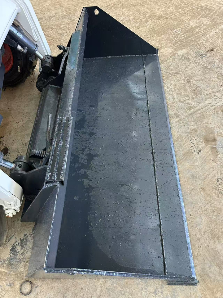 BOBCAT Skid Steer Loader S130 - Mini nakladalec: slika 4 BOBCAT Skid Steer Loader S130 - Mini nakladalec: slika 4