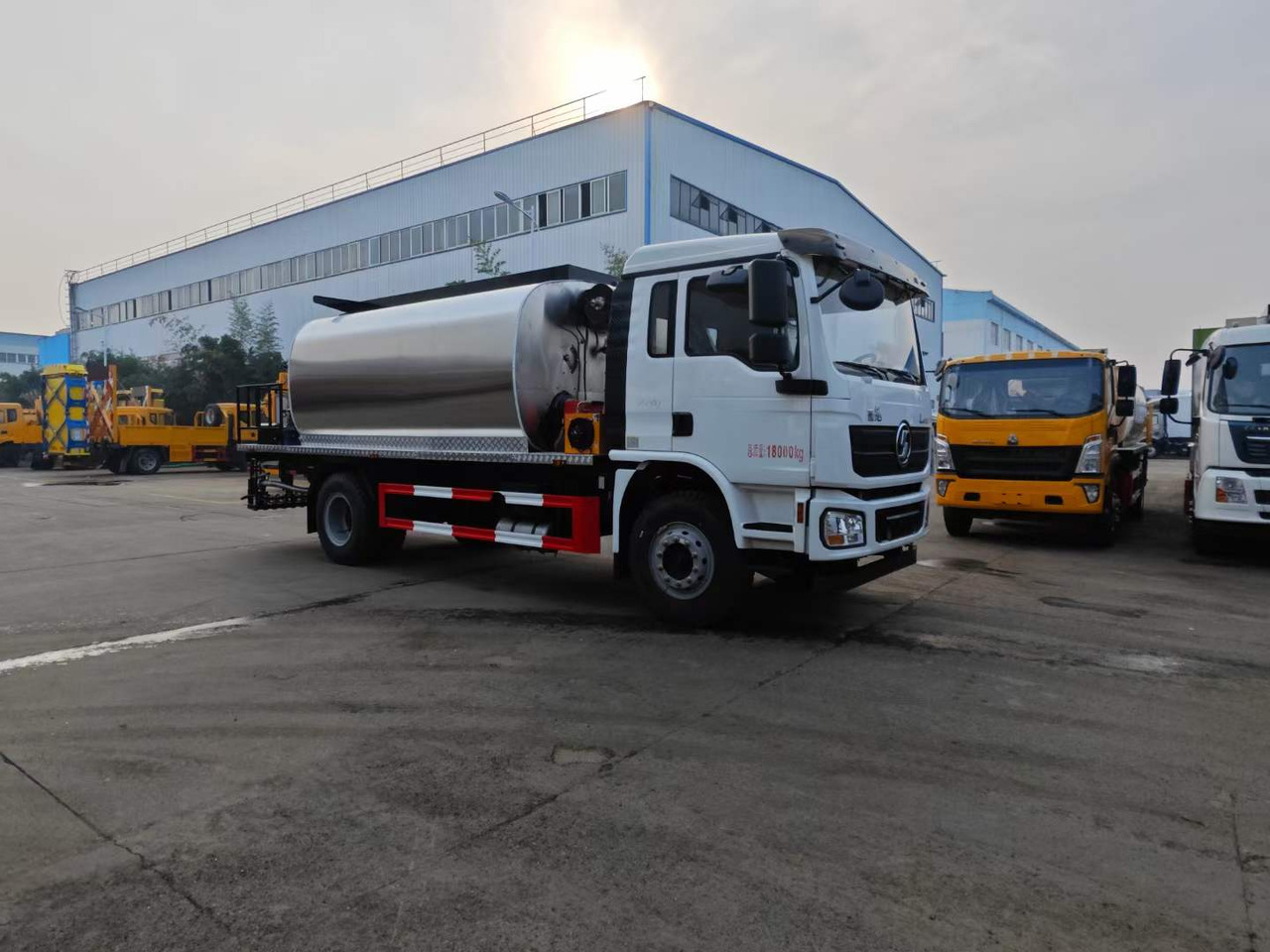 DONGFENG Asphalt Spreader - Asfaltni finišer: slika 2 DONGFENG Asphalt Spreader - Asfaltni finišer: slika 2