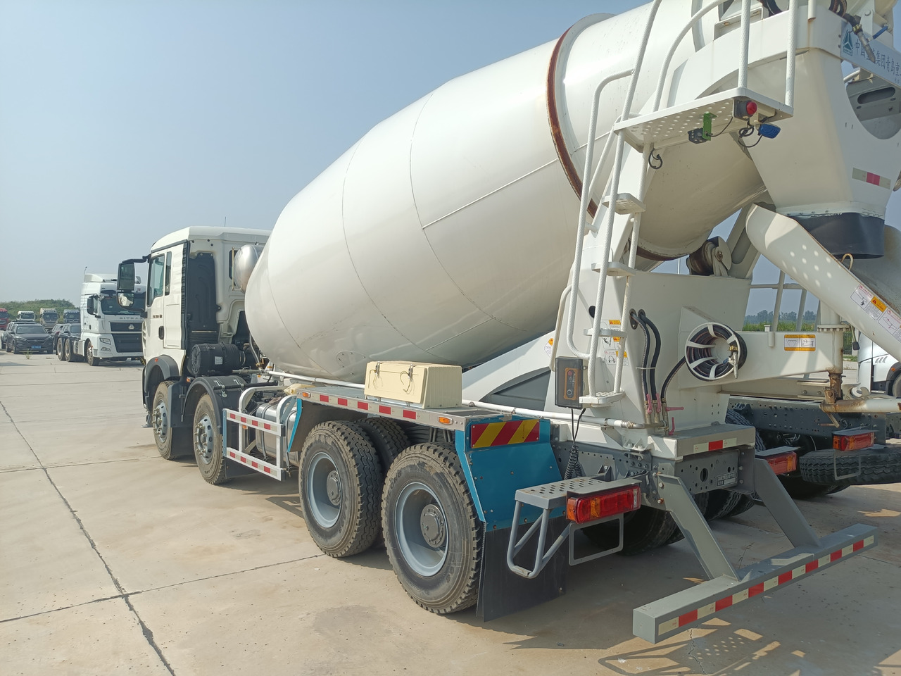HOWO TX350 Cement Mixer Truck - Avtomešalec: slika 4 HOWO TX350 Cement Mixer Truck - Avtomešalec: slika 4
