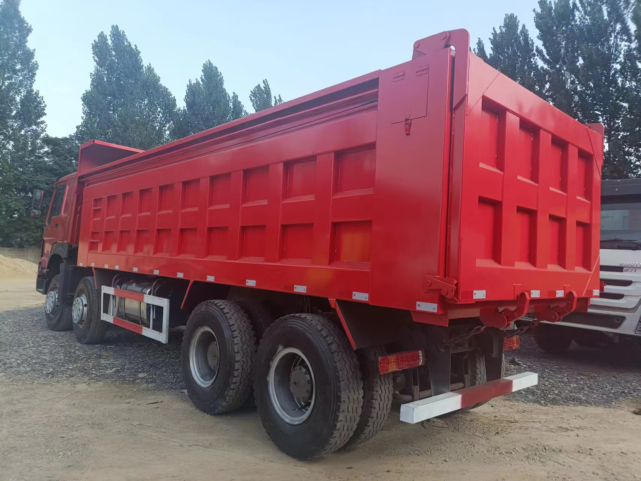 SINOTRUK HOWO 371 - Tovornjak prekucnik: slika 4 SINOTRUK HOWO 371 - Tovornjak prekucnik: slika 4