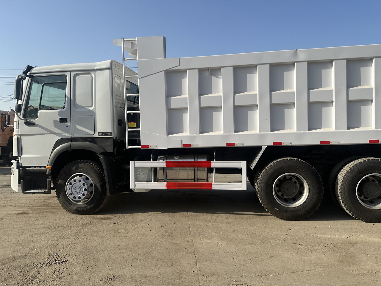 SINOTRUK HOWO 375 6X4 CLICK HERE FOR DISCOUNT - Tovornjak prekucnik: slika 4 SINOTRUK HOWO 375 6X4 CLICK HERE FOR DISCOUNT - Tovornjak prekucnik: slika 4