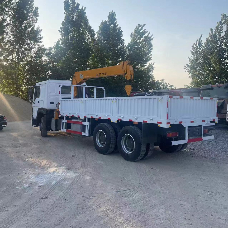 SINOTRUK HOWO 6X4 - Tovornjak z dvigalom: slika 3 SINOTRUK HOWO 6X4 - Tovornjak z dvigalom: slika 3