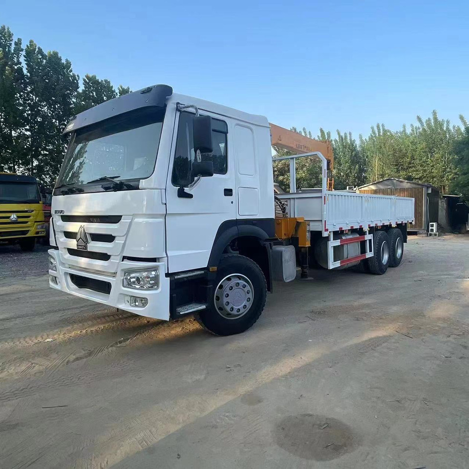 SINOTRUK HOWO 6X4 - Tovornjak z dvigalom: slika 2 SINOTRUK HOWO 6X4 - Tovornjak z dvigalom: slika 2