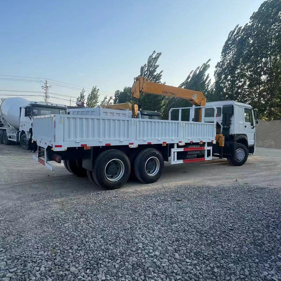 SINOTRUK HOWO 6X4 - Tovornjak z dvigalom: slika 4 SINOTRUK HOWO 6X4 - Tovornjak z dvigalom: slika 4