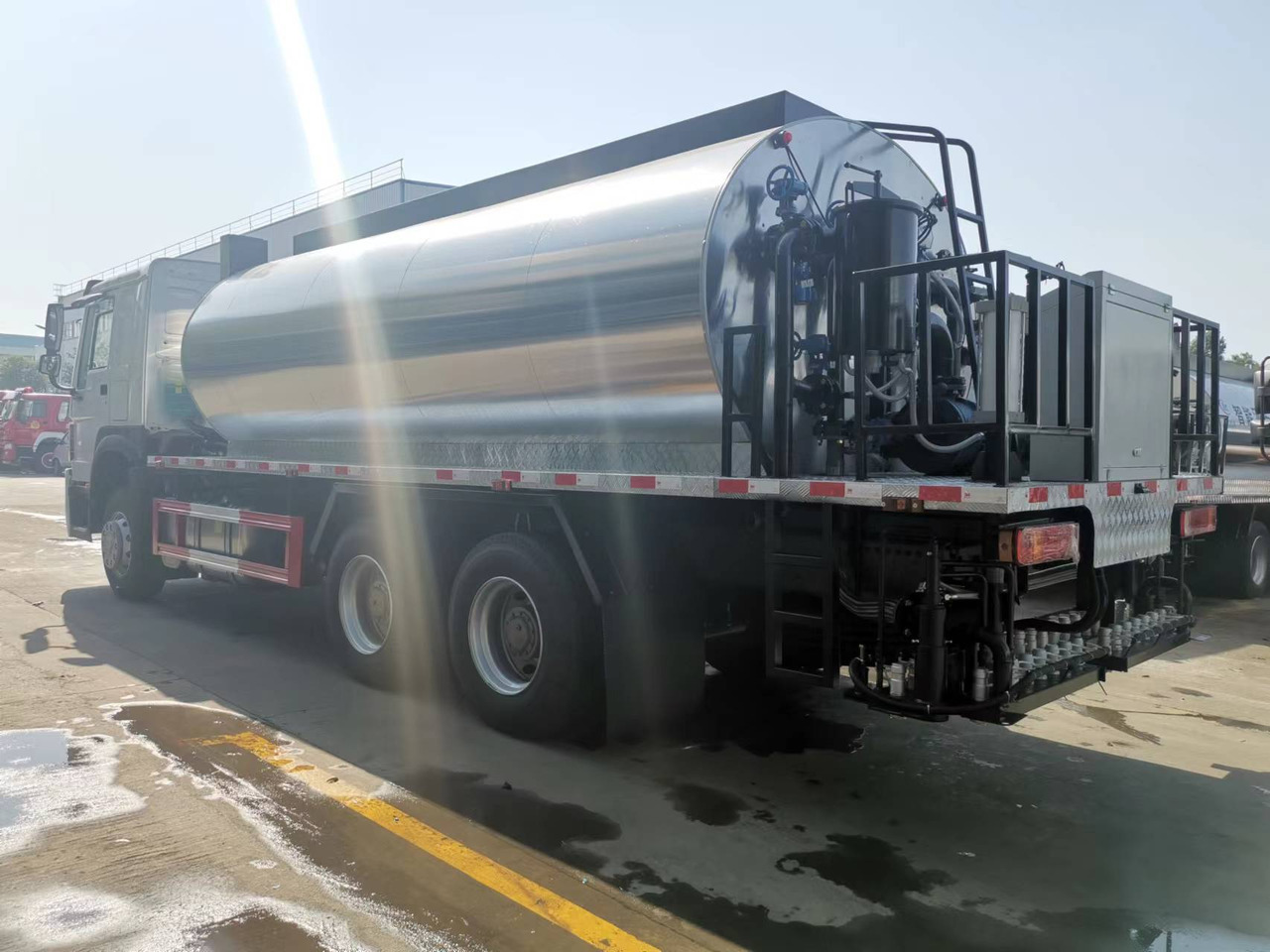 SINOTRUK HOWO CLICK HERE FOR DISCOUNT - Brizgalka za bitumen: slika 4 SINOTRUK HOWO CLICK HERE FOR DISCOUNT - Brizgalka za bitumen: slika 4