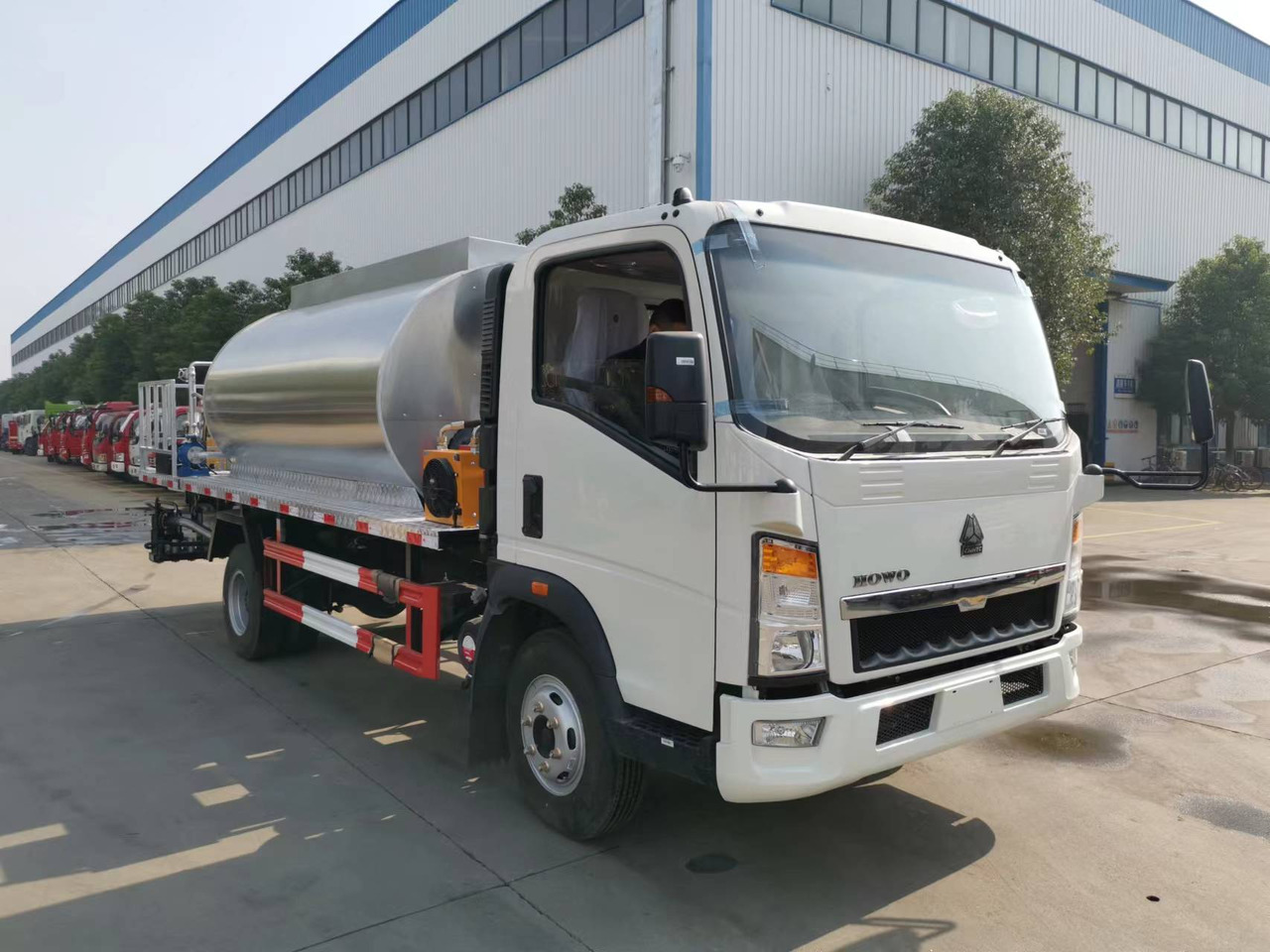 SINOTRUK HOWO CLICK HERE FOR DISCOUNT - Brizgalka za bitumen: slika 1 SINOTRUK HOWO CLICK HERE FOR DISCOUNT - Brizgalka za bitumen: slika 1